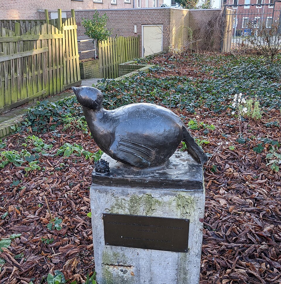 Jonge vogel met kastanje vrucht