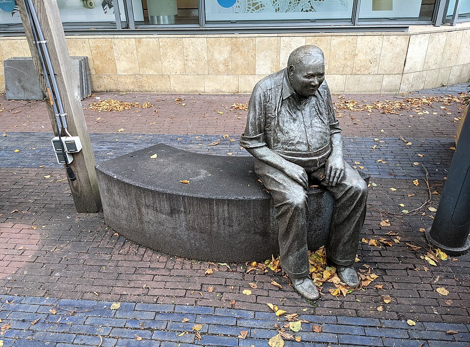 Zittende oude man