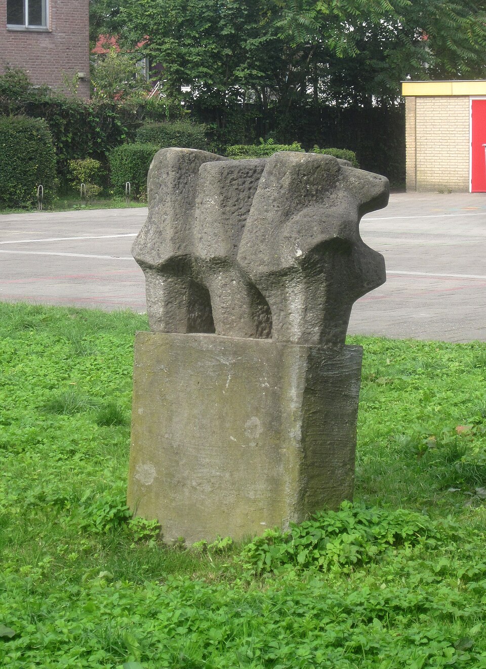 Drie zittende figuren