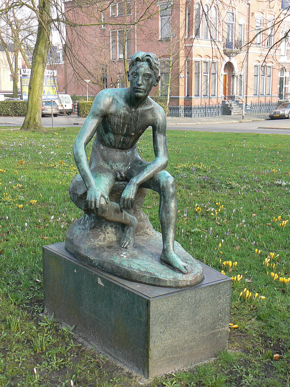 Zittende jongeling