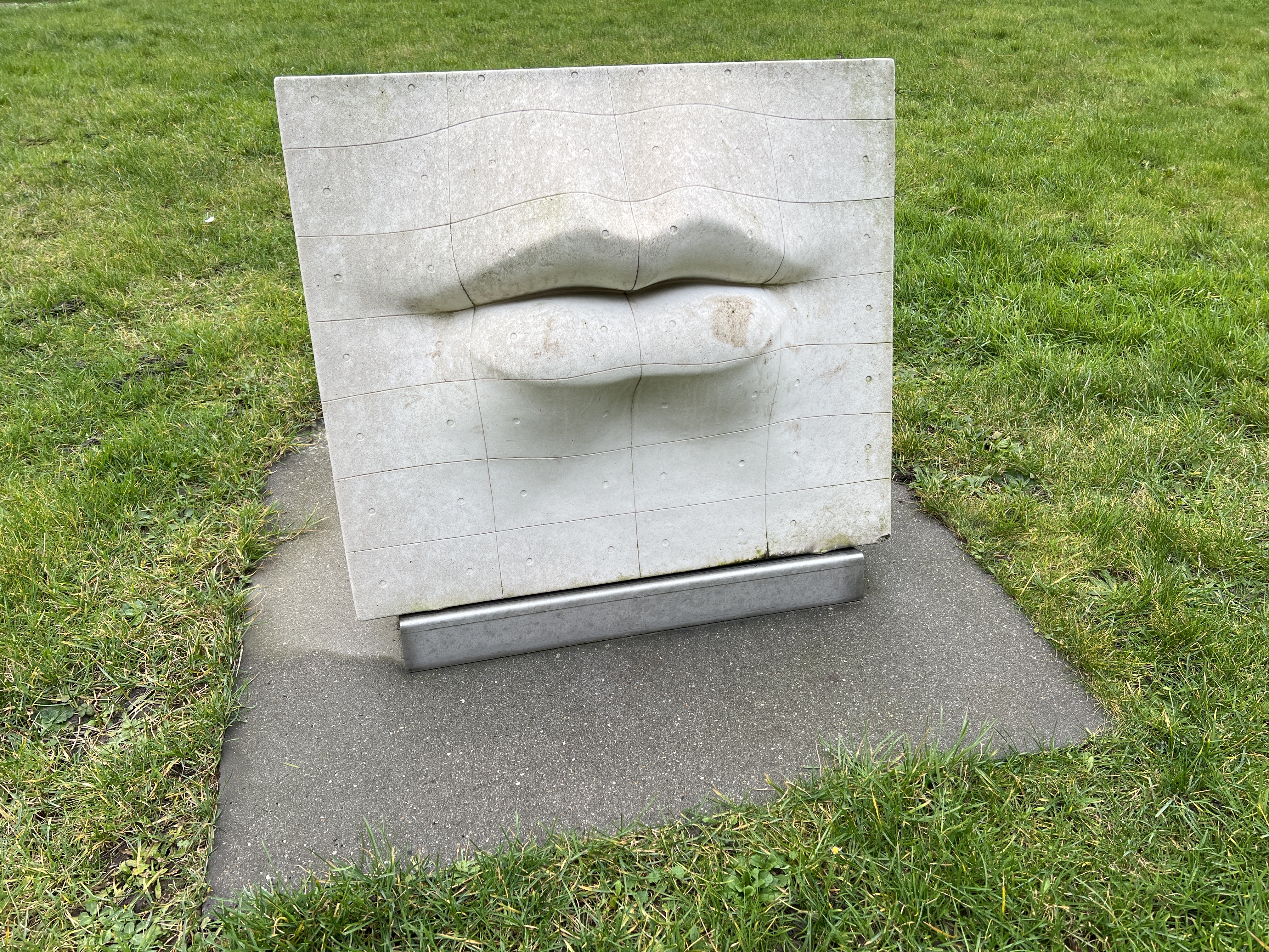 Concrete lip