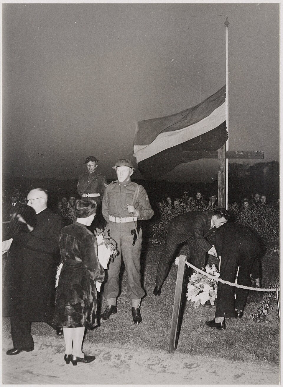 Verzetsmonument Knielend Echtpaar