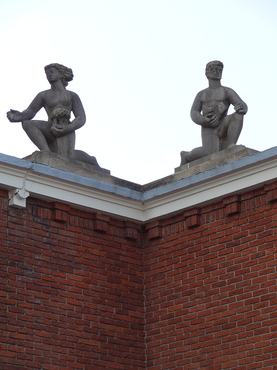 Twee knielende figuren