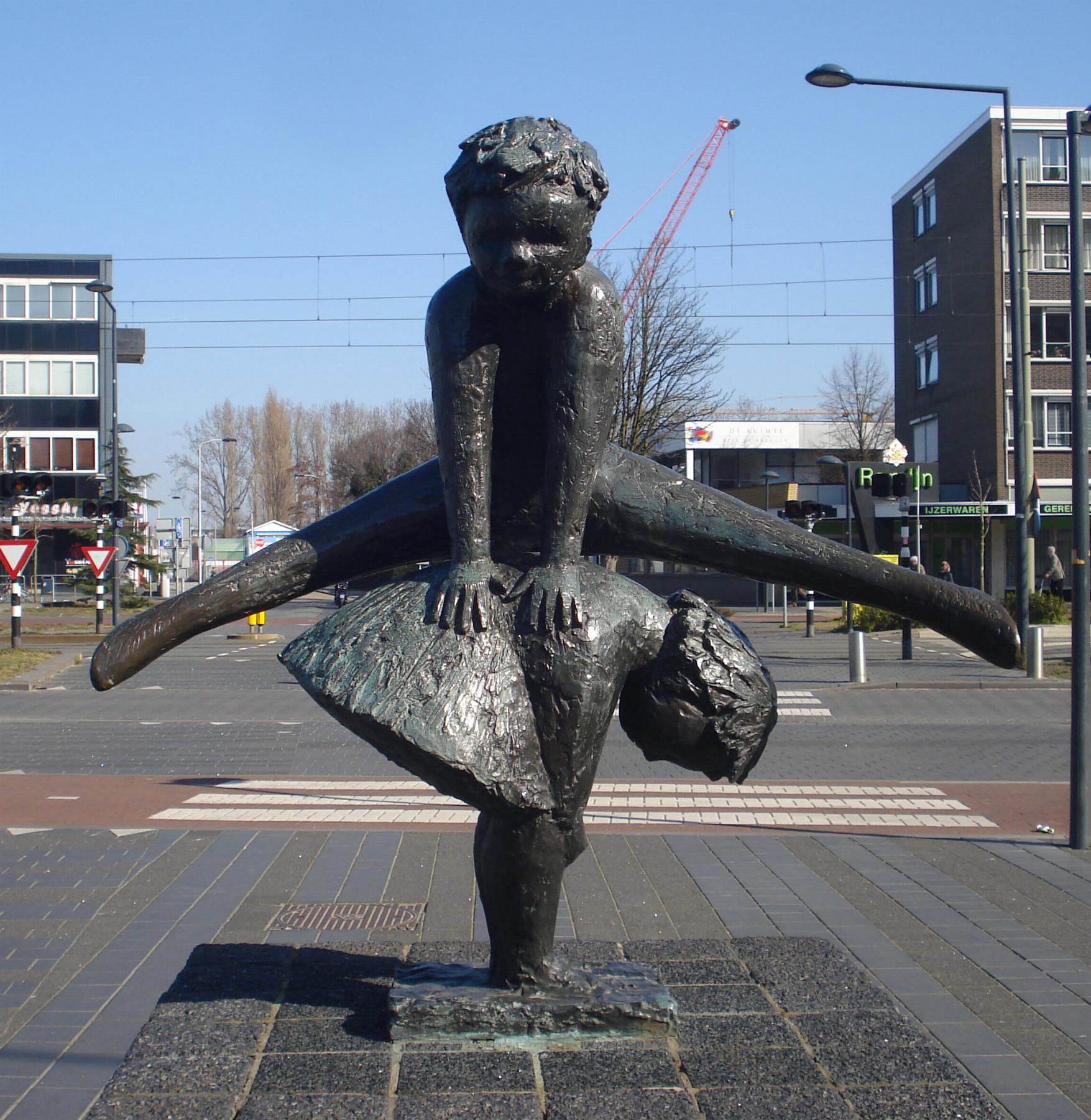 Twee haasje over spelende kinderen