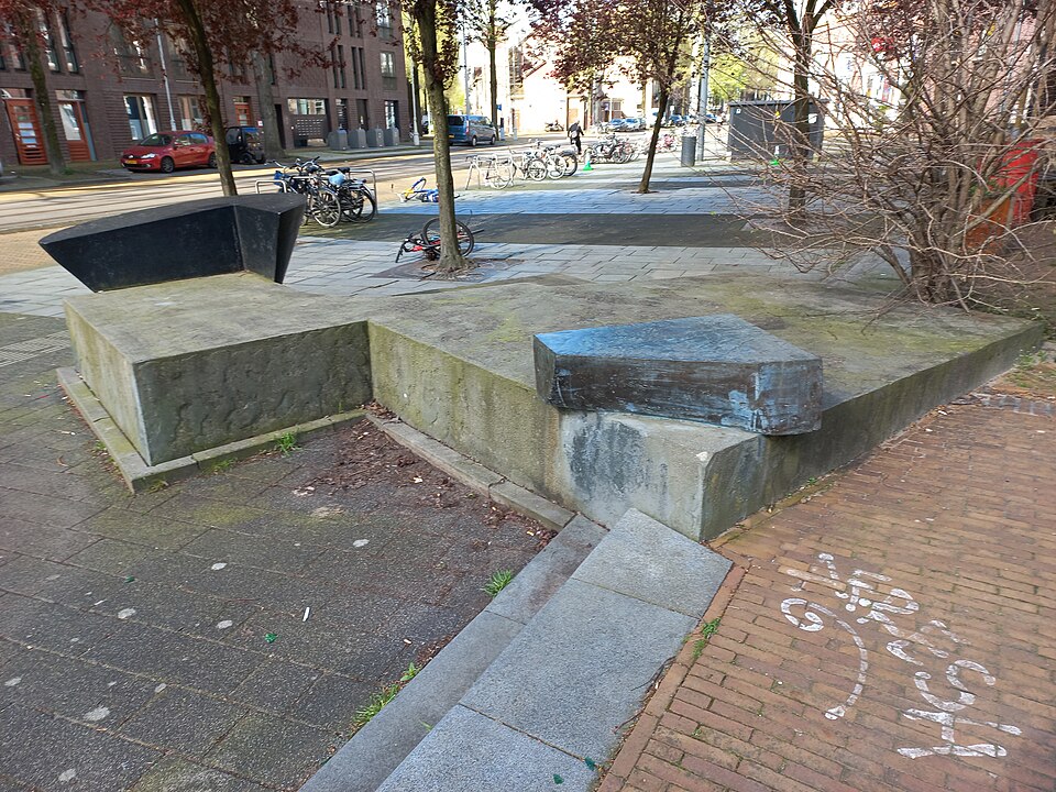 Stenen sculptuur met tulp
