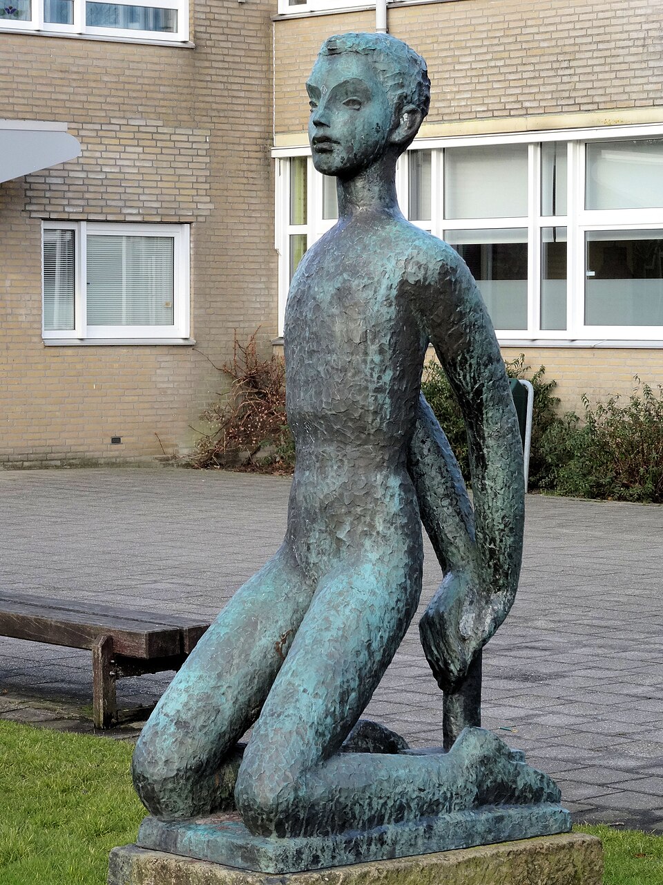 Knielende jongen